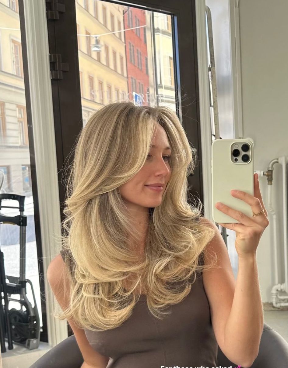 Honey Blonde Mirror Selfie
