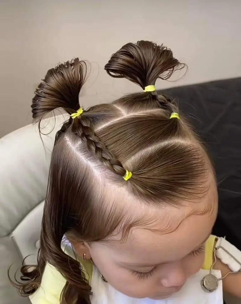 Creative Parting with Mini Pony Daughter Hairstyle
