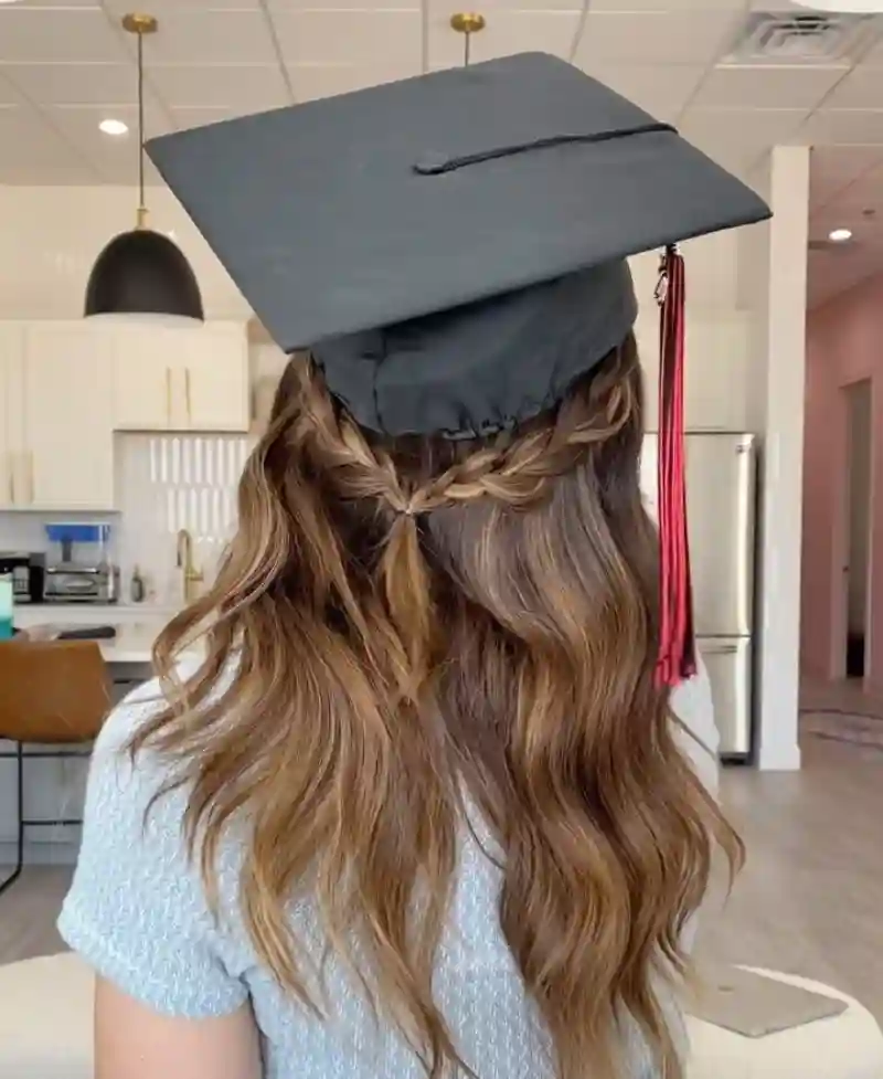 How to Style Your Hair for Graduation: The Best Looks with a Cap